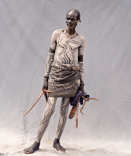 BEAUTIES ETHIOPIE SPIEKERMEIER 2009 01 OMO VIEUX GUERRIER HAMAR AU CORPS PEINT F38 V07 V2 CMJN web copie
