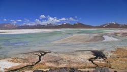 Les déserts, volcans et geysers de l'altiplano chilien et bolivien.