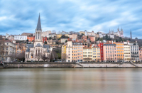 Découvrir Lyon autrement : entre patrimoine, gastronomie et liberté de mouvement