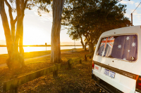 Ils partent un an en van en Australie, pour vivre une aventure inspirante.