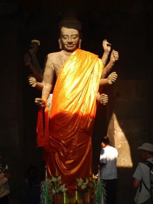 statue à l’origine hindouiste (Shiva) dont la tête a été remplacée par une tête de bouddha (Angkor Wat, Cambodge)