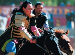 Le Kyz Kuumay (“attraper la fille”) est un jeu équestre traditionnel originaire du Kazakhstan et du Kirghizistan. Ce jeu de course à cheval met en compétition un jeune homme et une jeune femme. L’homme doit rattraper la femme. S’il réussit, il peut l’embrasser. Puis, l’heure est à la revanche : la femme course l’homme et peut le fouetter si elle le rattrape.
