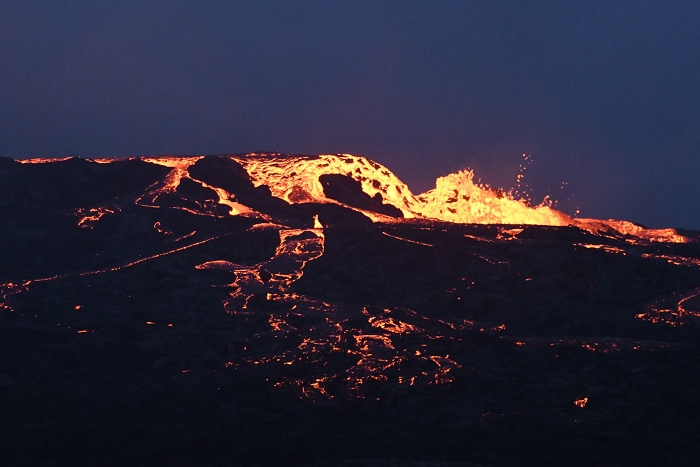 La nuit - le volcan illumine