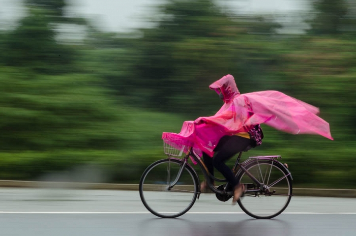 La fille au vélo rose