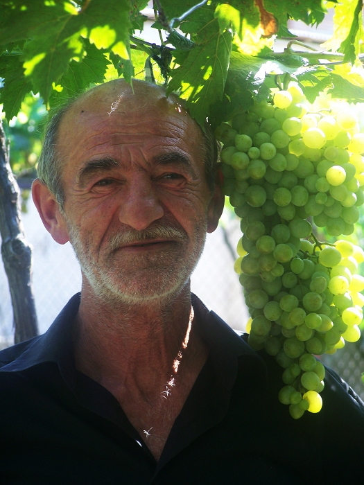 Homme et sa grappe de raisin