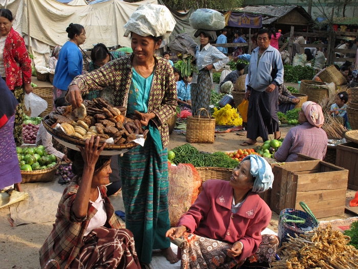 Marché birman, attention et sourires